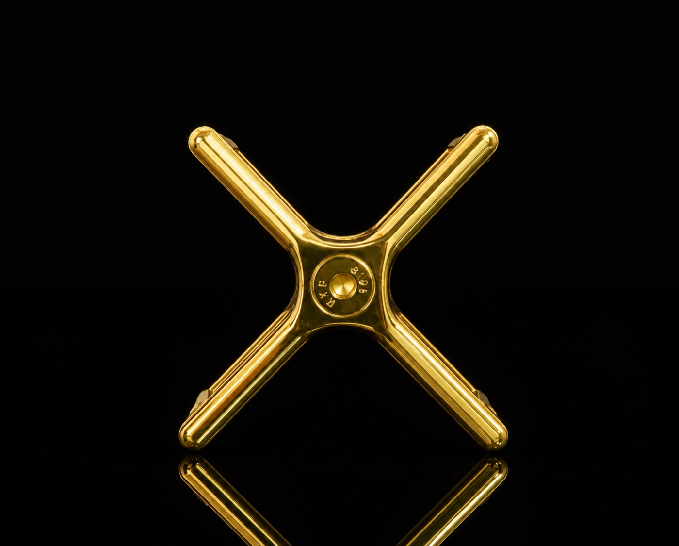 Gold four-arm connector for point-fixed crystal modules